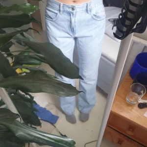 Raka jeans - Säljer dessa raka jeans med medelmidja. Storlek 38 men passar mig som har 36. Märket är stradivarius och säljs för 150kr+frakt