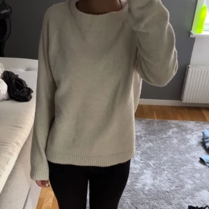 Stickad tröja - En beige stickad tröja från vero Moda som aldrig kommer till någon användning💕sparsamt använd 