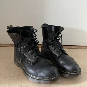 Begagnade de martens - Välanvända, spricka på ena skon, se bild. Har mycket kvar att ge, därav priset 