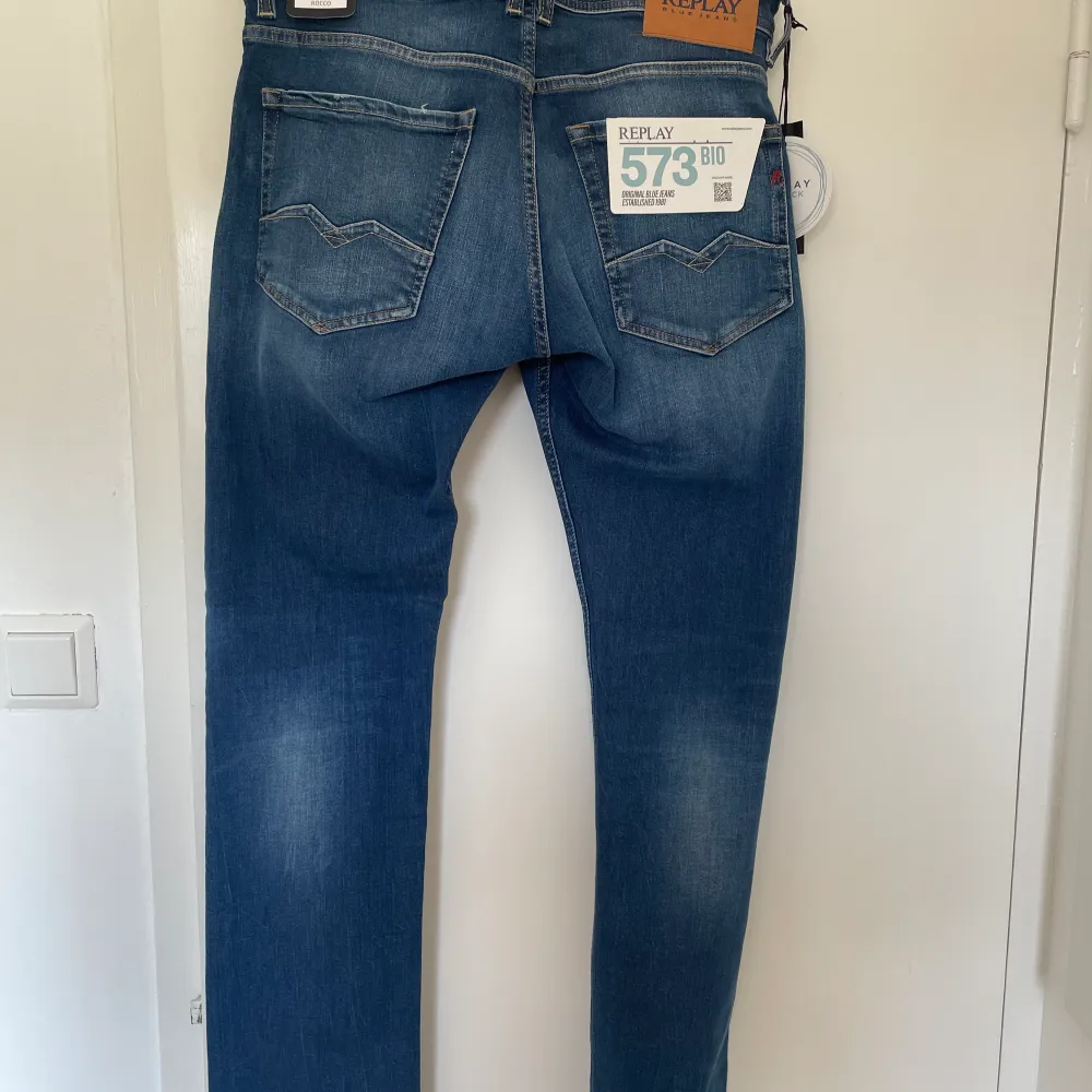 Säljer just nu mina helt oanvända jeans ifrån Replay. Modellen är Rocco 573 bio. Köpta på nk. Skriv för eventuella frågor.. Jeans & Byxor.
