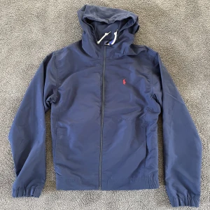 Polo Ralph lauren jacka. - Vattentät och tunn jacka från Ralph lauren. Köptes i våras för 2200kr. Väldigt bra skick och inga defekter.