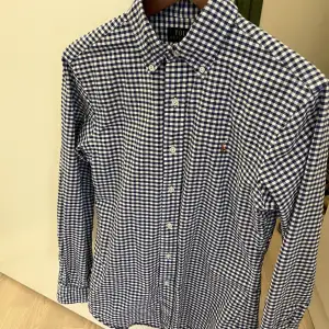 Oxfordskjorta i blårutigt från Ralph Lauren. Hämtas i Stockholm