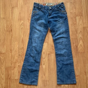 Low waist flare jeans - Storlek M, innerbenslängd runt 70
