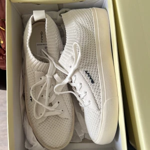 sneakers från gant i nyskick - helt oanvända sneakers från gant. box medföljer, nypris 1299! 🩵 (säljer 2 par i olika skick!)