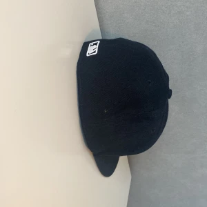 LA keps  - LA keps Stl 58 cm