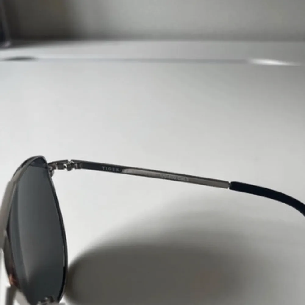 Säljer dessa nya helt oanvända solglasögon från tiger of Sweden. Det är ett par pilot glasögon med silvrig ram. Köpare står för frakt😇. Accessoarer.