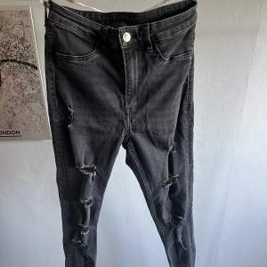 Jeans från Divided (H&M) i storlek 36. De är i använt skick men har inget slitage. Tvättar plagget innan det postas.