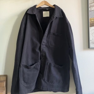 A days march overshirt  - En blå  a days march overshirt i mycket fint skick, perfekt nu till höst, köpt för ett tag sen men inte alls mycket använd. Om ni undrar över något mer är att det bara att höra av er! 