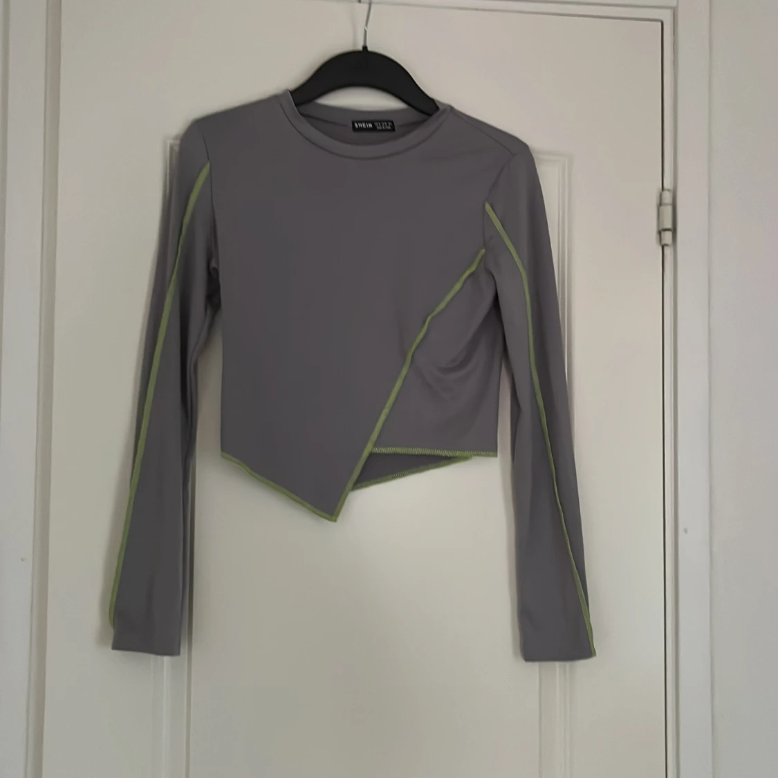 Långärmad topp med detaljer.