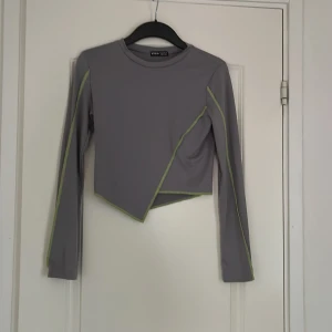 Långärmad topp med detaljer. - En grå stretchig långärmad basic topp med limegröna detaljer, bra för vardaglig outfit men även om man vill spice it up lite.  Strl. 38 ifrån Shein.   PS. För liten för mig! 