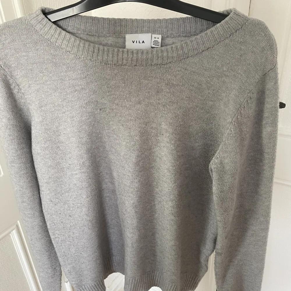 Fin grå tröja nästan helt oanvänd, säljer denna för den va lite stor i storleken (M). Tröjor & Koftor.