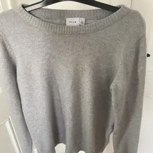 Fin grå tröja nästan helt oanvänd, säljer denna för den va lite stor i storleken (M)