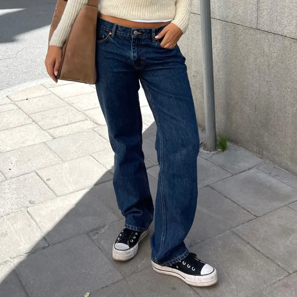 Mörkblå low straight jeans från Gina! Storlek 36 🦋. Jeans & Byxor.