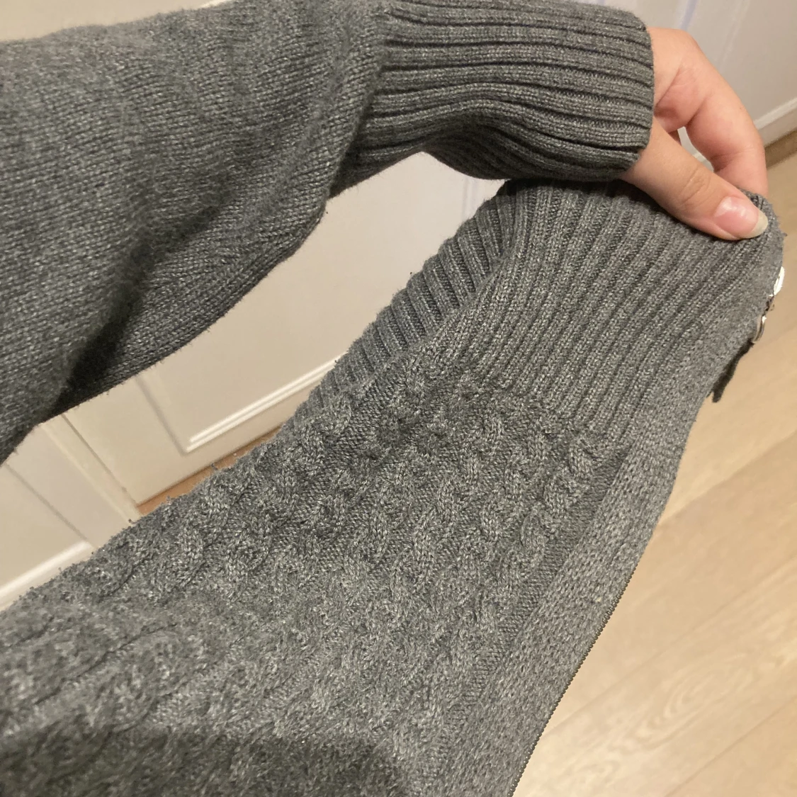 Grå stickad kofta - 91