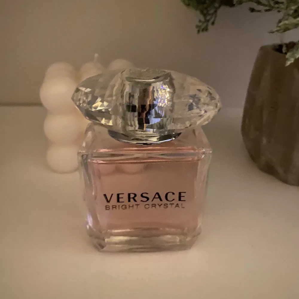 Helt ny (!) Versace Bright Crystal parfym, provad en gång. Kommer ej till användning då jag aldrig använder parfym. Luktar ljuvligt och är ett måste för den som älskar att lukta extra gott. En superhärlig blommig doft med fruktiga inslag. Nypris 850 kr!💕. Övrigt.