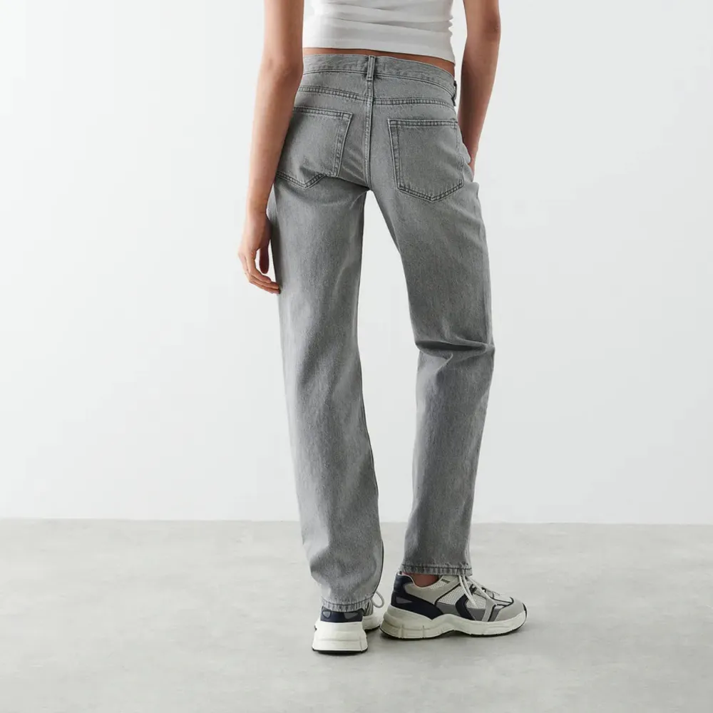 Lågmidjade gråa raka jeans från Gina. Jättebra skick på dom då dom är inte så använda då dom har tyvärr blivit för stora. Passar mig i längden då jag är 167cm lång. Så snygg grå färg, ord pris 499sek.. Jeans & Byxor.