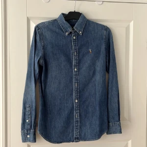 Ralph Lauren skjorta - En jättefin Ralph Lauren jeansskjorta köpt i USA använd några gånger endast. 
