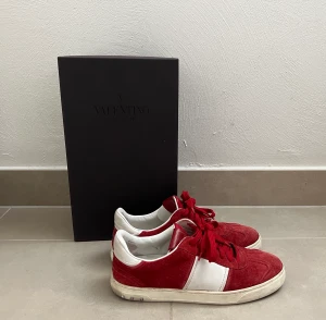 Valentino Flycrew - Säljer mina Valentino Flycrew som är i bra skick, saknar några bitar men i bra skick annars. Storleken är 42,5 och allt og ingår (box, dustbag, extra snören)