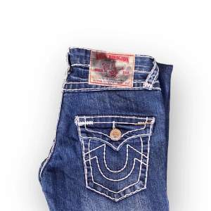 Ett par true religon jeans med as snygga fickor (Storlek 23= 25/27 ) Pris kan diskuteras  Bootcut❤️