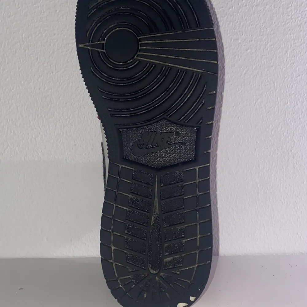 Jordan 1 Chicago black toe kommer med box. anledning till att ja säljer e att de är för små. Det e 6/10 kondition på själva skon . Skor.