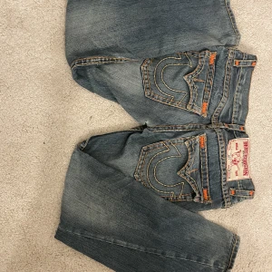 True religon jeans!👖 - Det här är ett par true religon jeans från seams vinage (götgatsbacken). Jag hittar inte storleken men jag har normalt 38, dom är en aning stora på mig så dom kanske är runt 39, 40, 41. Köpta för 1200kr