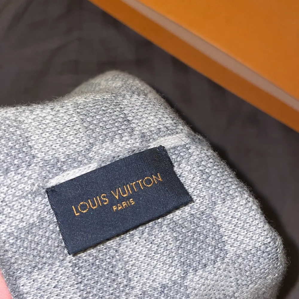 Grå äkta Louis Vuitton mössa köpt för 3800kr. Mössan är i bra skick men har aldrig haft användning för mössan, säljer den för 1500kr pris kan diskuteras💗. Övrigt.