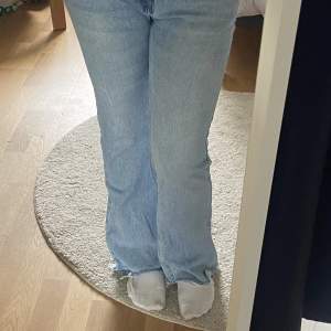 Ljusblå bootcut jeans som är midrise. Säljer dom billigt👍Det ändå slitna är det lilla vid benet som du ser på bild 3.