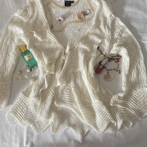 Väldigt söt vit stickad kofta  - Jätte söt kofta 