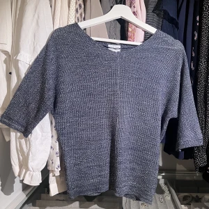  Blå tröja - Glittrig, blå trekvartsärmad topp med v-ringning. Stretchig och skön! Köpt på en butik i Kroatien.