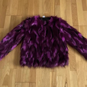 Pälsjacka (ej äkta) - Denna päls jacka är inte äkta päls. Den är på jättebra skick och har bara använts en gång, super fluffig och mjuk! Rekommenderar att köpa från mig 100%