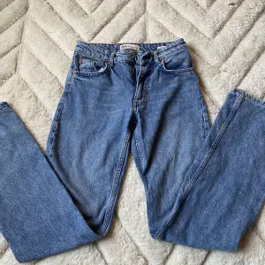 Säljer dessa zara jeans 💕 modell: Mid waist straight leg 