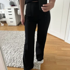 Svarta kostymbyxor  - Ganska små i midjan men långa i benen