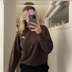 Nike Sweatshirt  - Brun sweatshirt från nike! Använd några gånger, men är i bra skick. Normal till storleken!