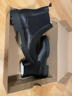 Unisex boots/stövletter - Säljer ett par oanvända Pier One stövletter i storlek 39. Dessa svarta stövletter är både snygga och bekväma, Missa inte chansen att lägga vantarna på dessa fina stövletter till ett bra pris! 👢🖤 