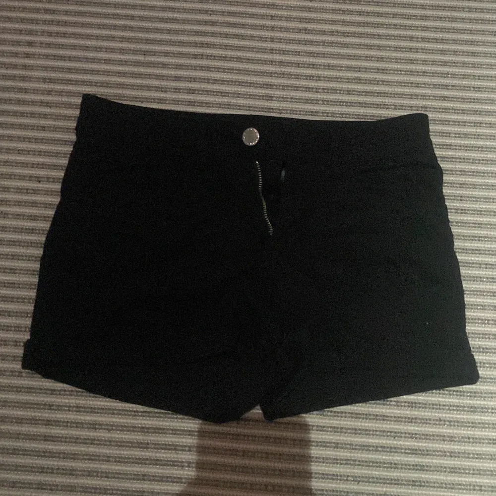 Jeans shorts för barn i stolek 34 men passar även xxs och xs, använda några få gånger men säljer pågrund av för små🤍. Shorts.