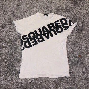 Dsquared2 t-shirt  - Säljer min Dsquared2 t-shirt som har blivit för liten.
