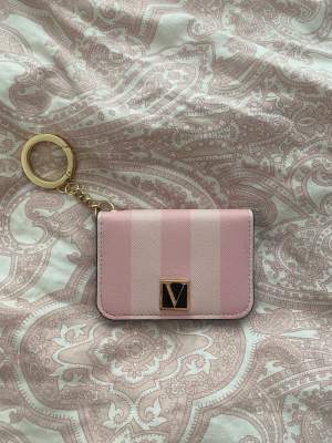 Victorias secret plånbok, den har gått lite sönder som man ser på andra bilden men det är inget man tänker på eller märker av. Nypris: 305kr