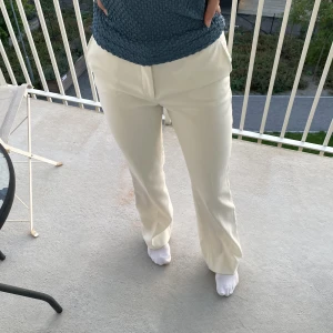 Vita kostymbyxor - Nästintill oanvända kostymbyxor från J.Lindeberg, storlek 38 💕 kommer tyvärr aldrig till användning! 