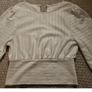 Tröja  - Fin kvallite, inga fläkar, vit 