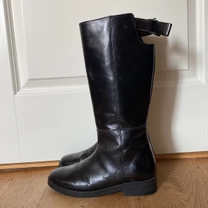 Läder stövlar - Ett par stövlar i 100% äkta läder💕 använda typ 5 gånger💗köptes för 1000kr 