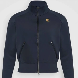 Nike  - Detta är egentligen kategori tennis, super fin på. Aldrig använd 