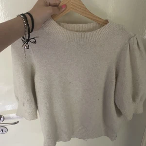 Stickad t shirt - Så söt stickad tshirt med ”puffiga” ärmar, oandvänd då den inte riktigt är min stil 