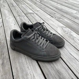 Säljer mina mörkgråa Arigatos - Använda Max 15 ggr Strl 43 Köpta i april  Nypris 2350