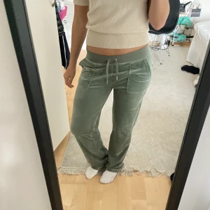 Juicy Couture byxor - DEN FINNS KVAR!  Mintgröna Juicy Couture byxor! Säljer då jag inte fått användning av dom. Helt som nya💖💞