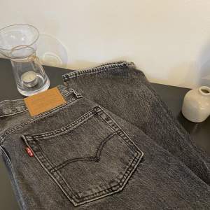 Grå Levis 551 Z straight jeans, storlek W30 L30 Skick 8/10 litet hål på fickan i bak, inget man märker