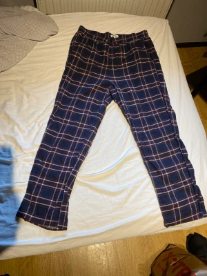 Pyamasbyxor - Säljer dessa pyamasbyxor ifrån Jack and Jones pga flytt. Bra skick. Skriv vid frågor och prisförslag🫶