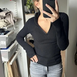 BikBok stickad topp - Svart stickad topp🖤 Använd en gång. Storlek XS men passa även S. Nypris: 299 kr