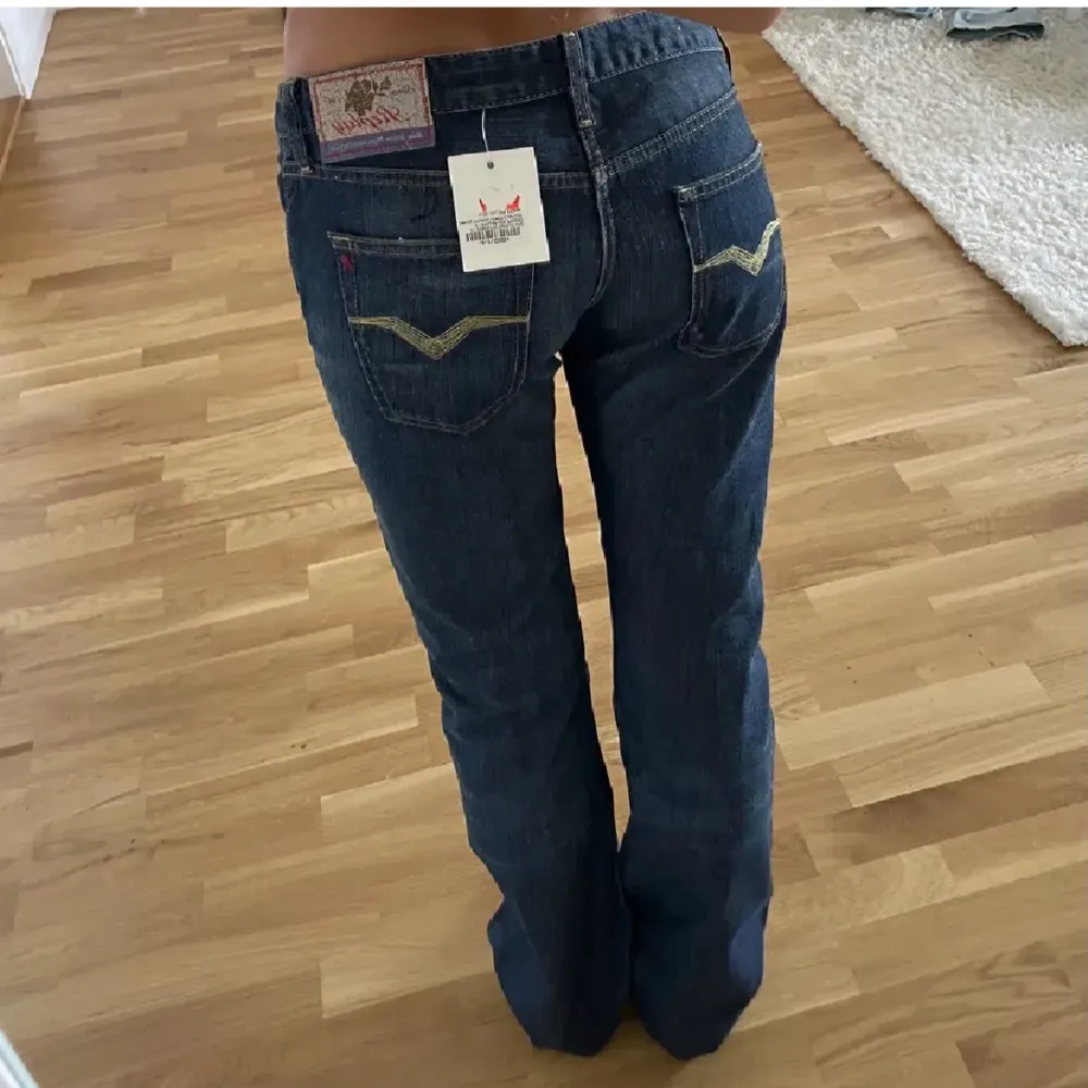 Jättefina replay jeans! Första bilden är lånad med de är samma jeans och modell, de är uppsprättade längs ner och har ett hål💓 Innerbenslängd: 81cm  Midjemått rakt över: 38cm, använd köp nu💓. Jeans & Byxor.