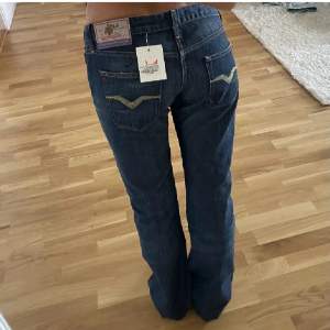 Jättefina replay jeans! Första bilden är lånad med de är samma jeans och modell, de är uppsprättade längs ner och har ett hål💓 Innerbenslängd: 81cm  Midjemått rakt över: 38cm, använd köp nu💓