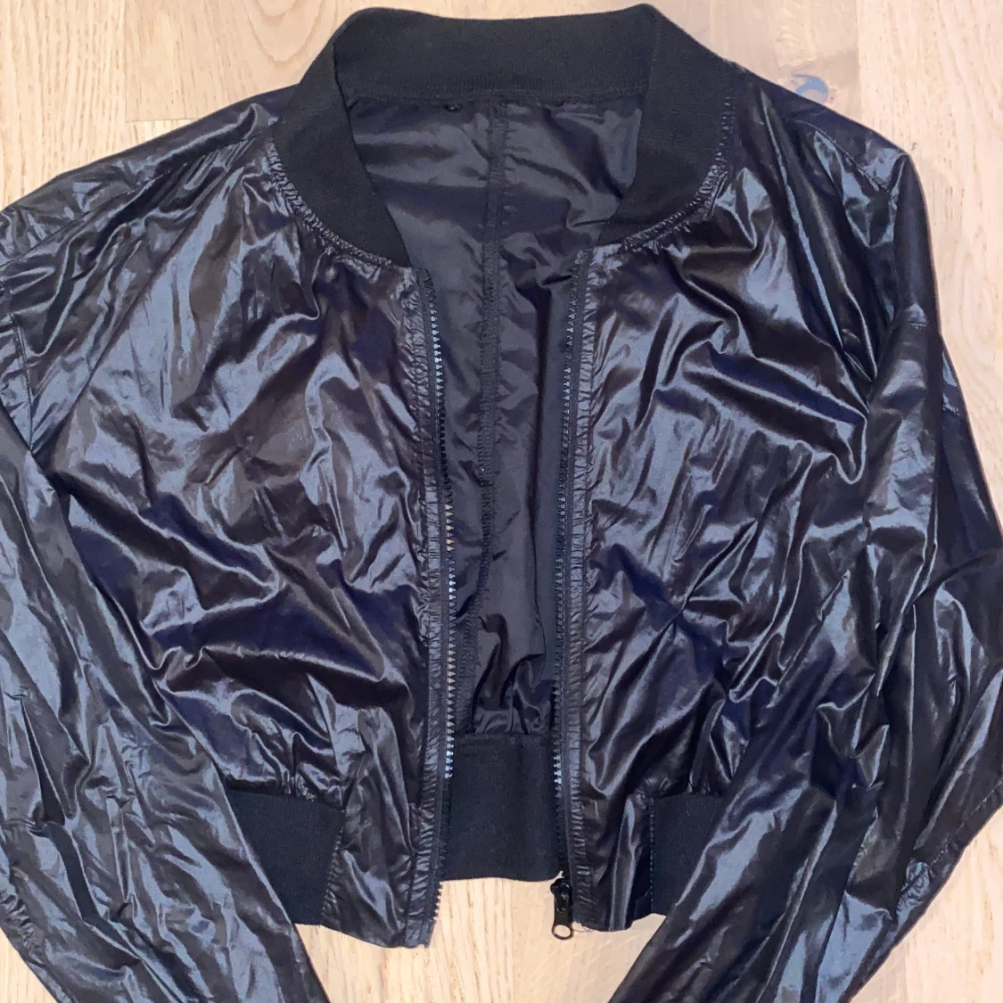 Svart tunn jacka